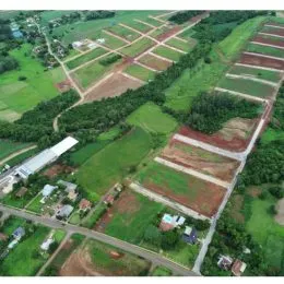 Vista aérea de uma área rural com campos agrícolas em Lajeado.