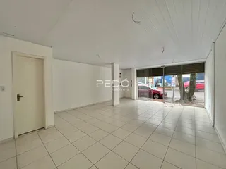 Vista interna de um ambiente com piso de cerâmica e paredes brancas.