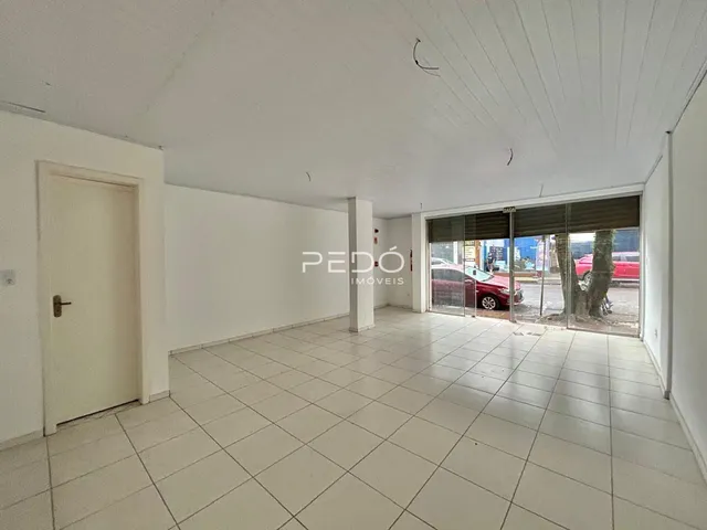Vista interna de um ambiente com piso de cerâmica e paredes brancas.