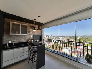 Vista da cozinha com grande janela para a paisagem urbana de Lajeado.