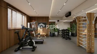 Sala de ginástica interna com equipamentos de treino e painéis de madeira.