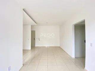 Hall de entrada com piso de cerâmica claro.