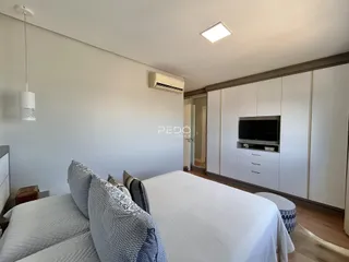 Quarto com cama e armários em um apartamento no Brasil.