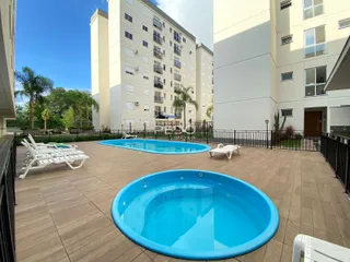 Vista da área de piscina e deck de um imóvel em Lajeado, Brasil.