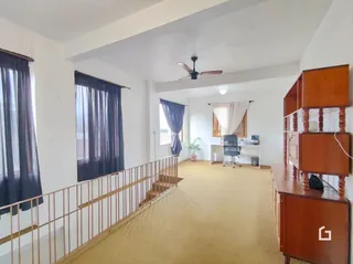 Vista do corredor interno de uma residência.