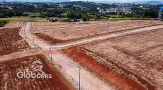 Vista aérea de uma área de terra aberta com estradas de terra no campo.