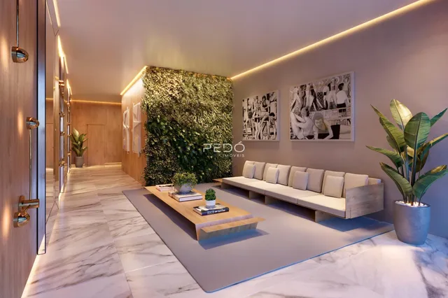 Sala de estar moderna com sofá e decoração em um ambiente bem iluminado.