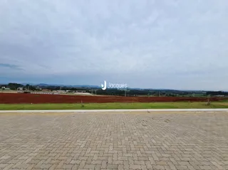 Uma paisagem de campo aberto com uma área pavimentada.