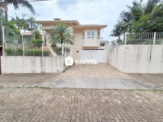 Foto da fachada de uma residência em Lajeado, Brasil, mostrando a entrada e garagem.