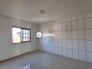 Foto de um ambiente interno com paredes brancas e piso de cerâmica.
