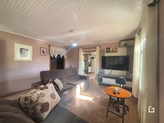 Sala de estar com sofá e televisão em um imóvel no Brasil.
