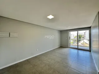 Ambiente interno com piso de cerâmica e porta de vidro.
