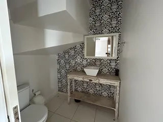 Hall de entrada com revestimento de parede estampado e piso cerâmico.
