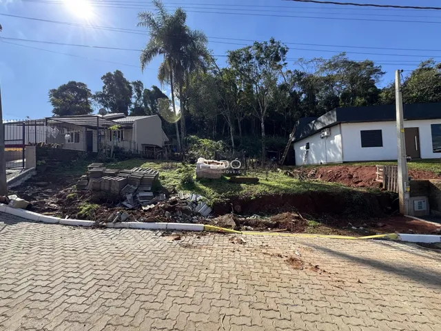 Vista externa de uma propriedade em Lajeado, Brasil, mostrando o terreno e as construções ao fundo.