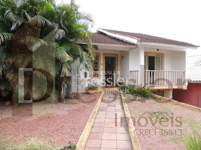 Fachada de uma residência com jardim e caminho de pedras em Lajeado.