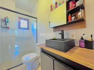 Foto de um banheiro moderno com box de vidro e bancada.