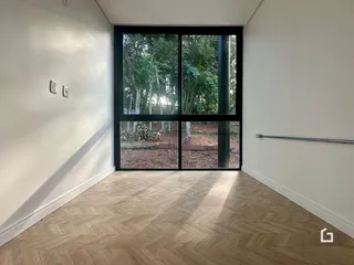 Interior de um ambiente com grande janela de vidro.