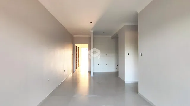 Corredor interno de uma residência clara.
