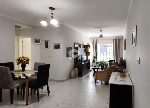 Sala de estar com piso de cerâmica e móveis de madeira clara.