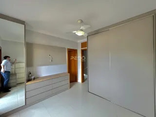 Quarto com armários embutidos e piso de cerâmica branca.
