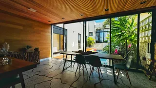 Vista de uma sala de jantar com grande abertura para o exterior em Lajeado.