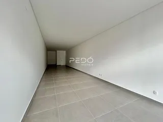 Corredor interno de uma residência com piso de cerâmica clara.