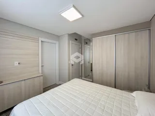 Quarto com cama e armário em ambiente interno.