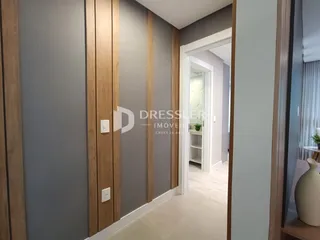 Hall de entrada com revestimento de madeira e paredes cinzas na propriedade.