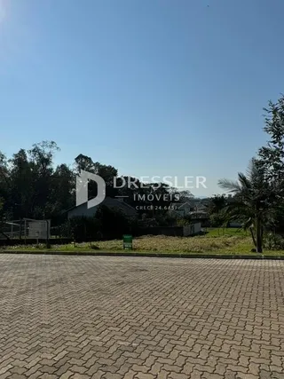Vista externa de uma área pavimentada com tijolos em Lajeado.