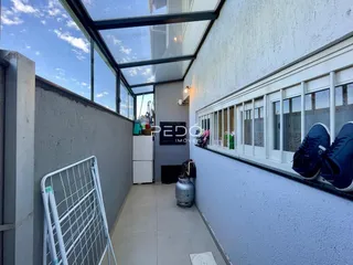 Vista da fachada de um imóvel em Lajeado, Brasil, com janelas e estrutura de vidro.