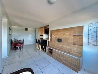 Interior de uma sala de estar com área de jantar em um imóvel em Lajeado.