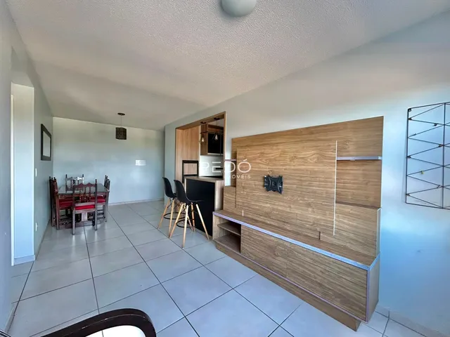 Interior de uma sala de estar com área de jantar em um imóvel em Lajeado.