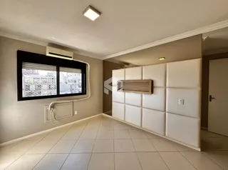 Sala de estar com piso de cerâmica e janela de vista para a cidade.