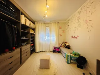 Ambiente interno de uma sala com armários e decoração de parede.