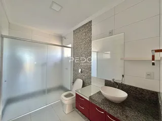 Foto de um banheiro com revestimento de parede texturizado e piso branco.