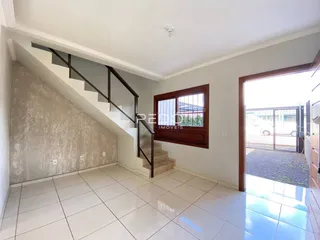 Interior de um ambiente com escadaria e porta de vidro em Lajeado, Brasil.