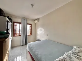 Quarto com cama e janela em um imóvel no Brasil.
