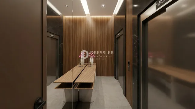 Hall de entrada com revestimento de madeira na residência.