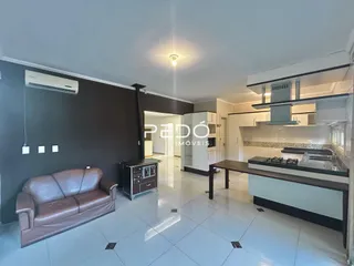 Sala de estar com paredes escuras e piso claro.