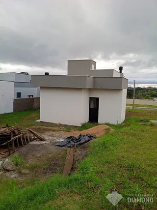 Fachada de uma casa branca em Lajeado, Brasil.