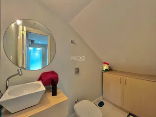 Banheiro com pia e espelho.