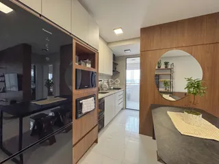 Ambiente moderno com painéis de madeira e armários brancos em uma residência.