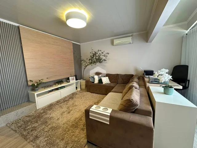 Sala de estar com sofá e decoração em ambiente residencial.