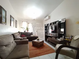 Sala de estar clara com sofá e tapete.