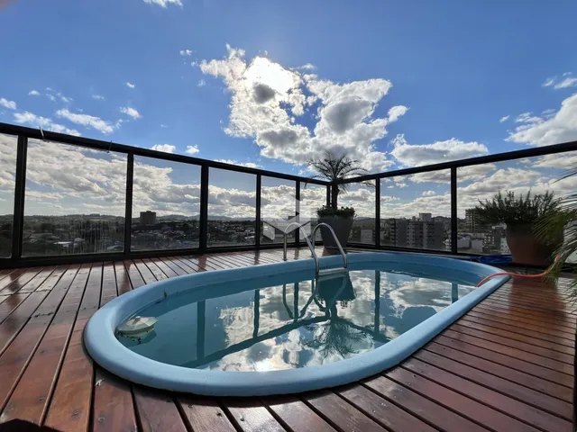 Vista de uma jacuzzi ao ar livre em uma varanda com vista panorâmica.