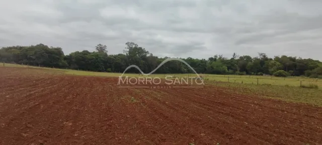 Foto de um campo de terra arada em Lajeado, Brasil.