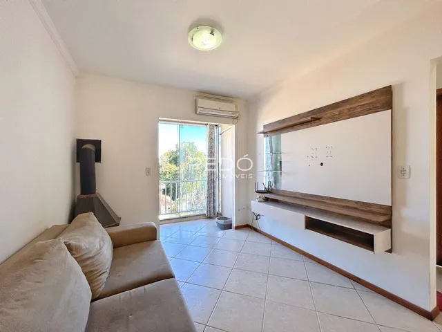 Sala de estar clara com piso de cerâmica e janela de vista para o exterior.