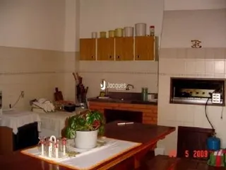 Armários de madeira e bancada em uma cozinha ou área de jantar.
