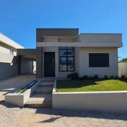 Fachada moderna de uma casa em Lajeado, Brasil.