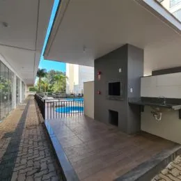Varanda de madeira com piso de deck e vista externa.
